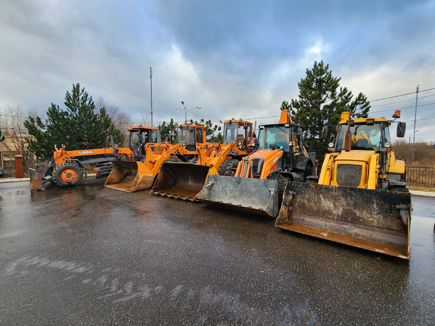 Чехов, уборочная техника, инвентарь, средства малой механизации, дворники, смотр, проверка, подготовка к весенне-летнему сезону, мбу чеховское благоустройство, глава округа михаил собакин,