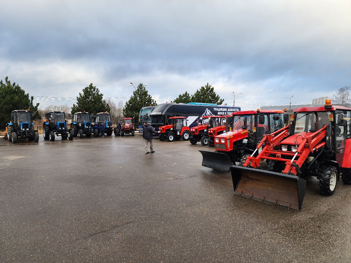 Чехов, уборочная техника, инвентарь, средства малой механизации, дворники, смотр, проверка, подготовка к весенне-летнему сезону, мбу чеховское благоустройство, глава округа михаил собакин,