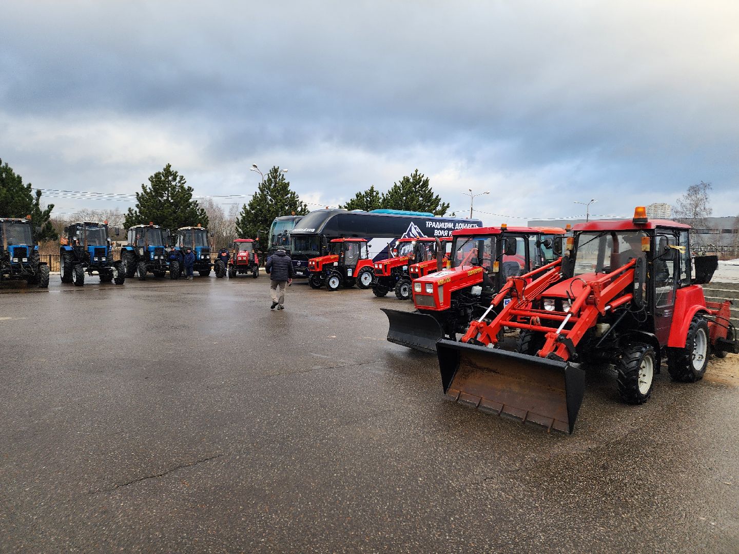 Чехов, уборочная техника, инвентарь, средства малой механизации, дворники, смотр, проверка, подготовка к весенне-летнему сезону, мбу чеховское благоустройство, глава округа михаил собакин,