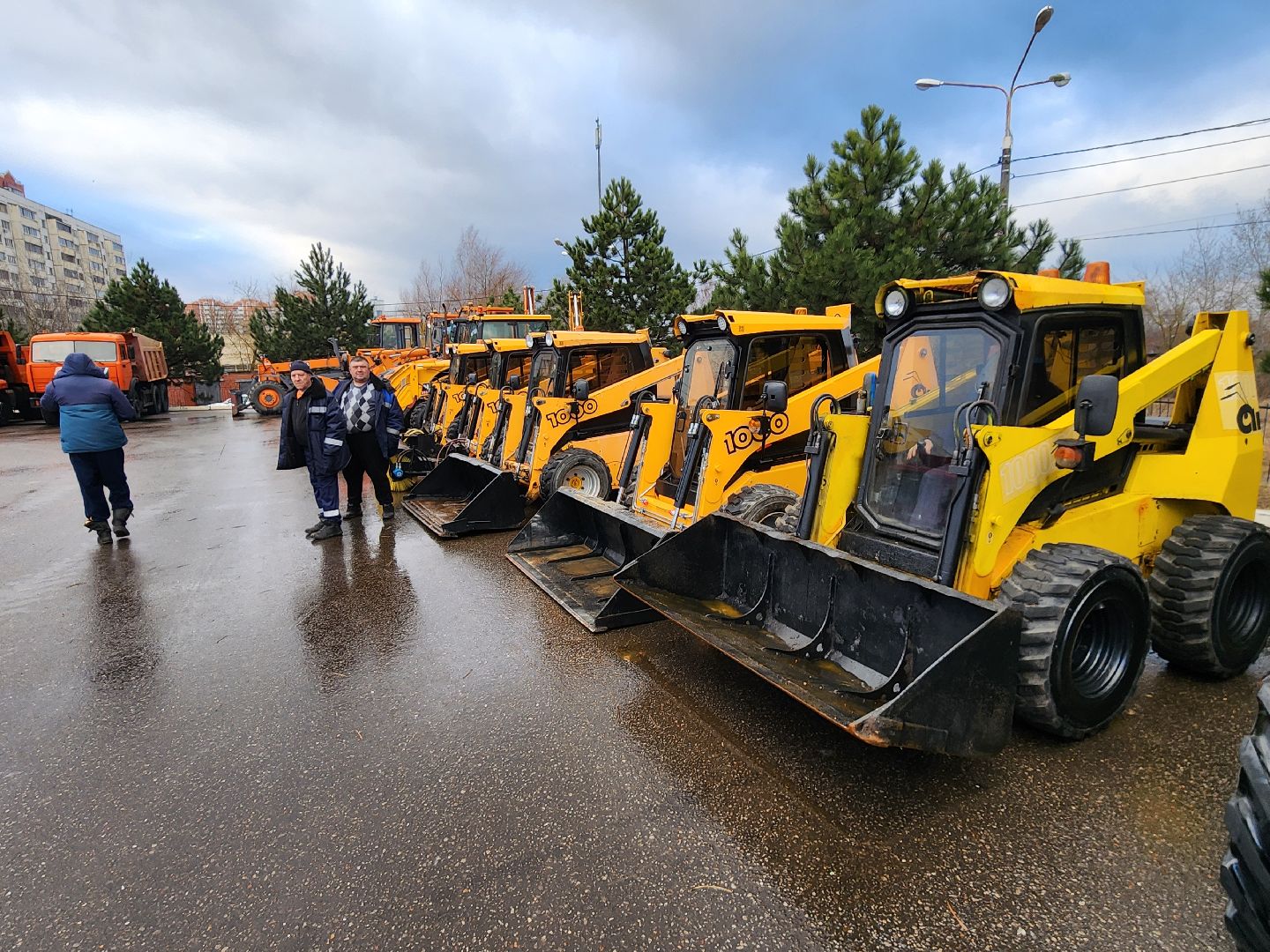 Чехов, уборочная техника, инвентарь, средства малой механизации, дворники, смотр, проверка, подготовка к весенне-летнему сезону, мбу чеховское благоустройство, глава округа михаил собакин,