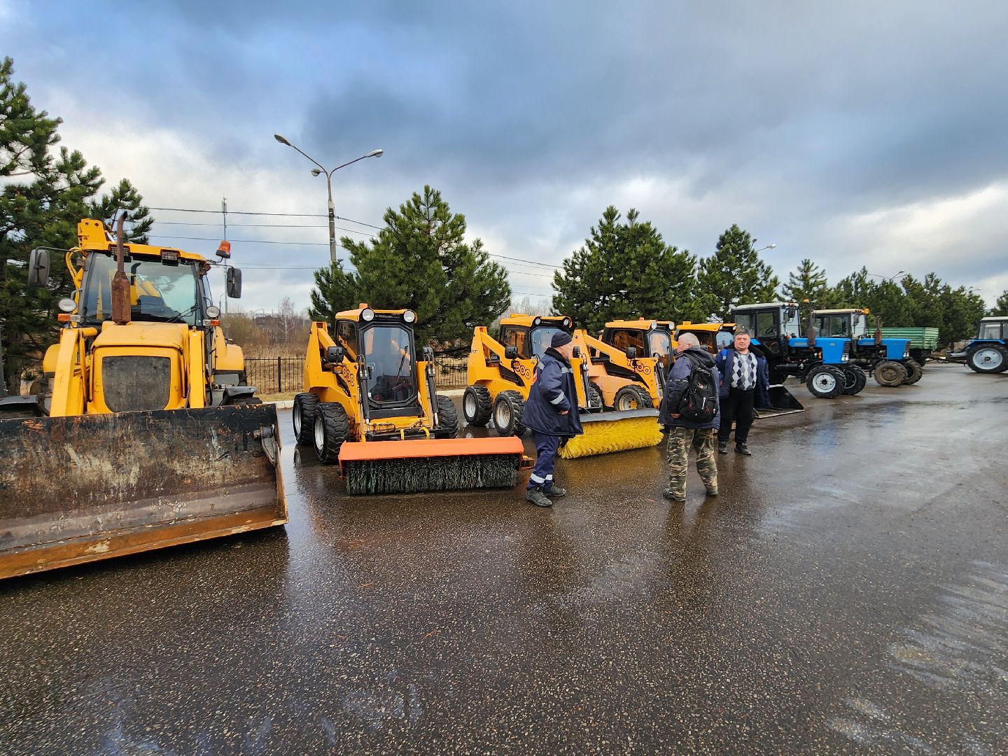 Чехов, уборочная техника, инвентарь, средства малой механизации, дворники, смотр, проверка, подготовка к весенне-летнему сезону, мбу чеховское благоустройство, глава округа михаил собакин,