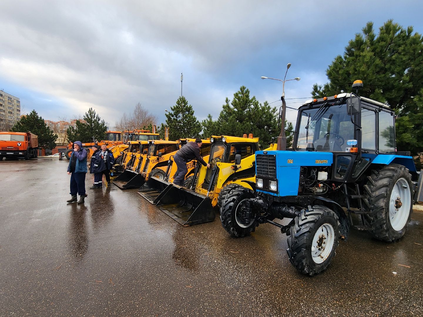 Чехов, уборочная техника, инвентарь, средства малой механизации, дворники, смотр, проверка, подготовка к весенне-летнему сезону, мбу чеховское благоустройство, глава округа михаил собакин,
