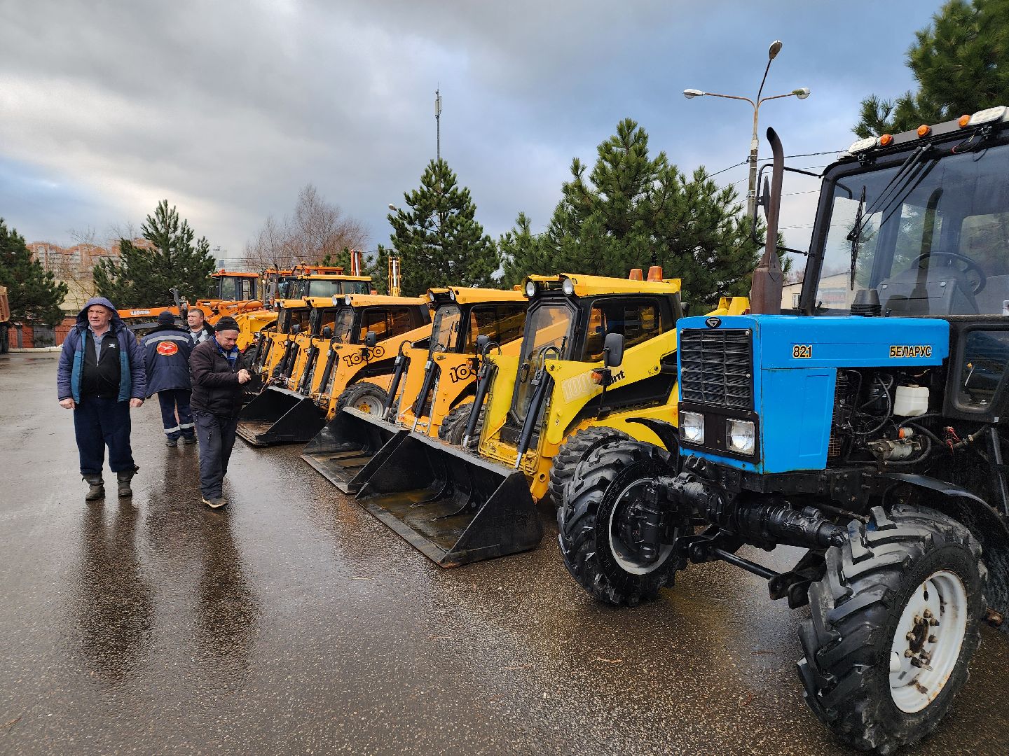 Чехов, уборочная техника, инвентарь, средства малой механизации, дворники, смотр, проверка, подготовка к весенне-летнему сезону, мбу чеховское благоустройство, глава округа михаил собакин,