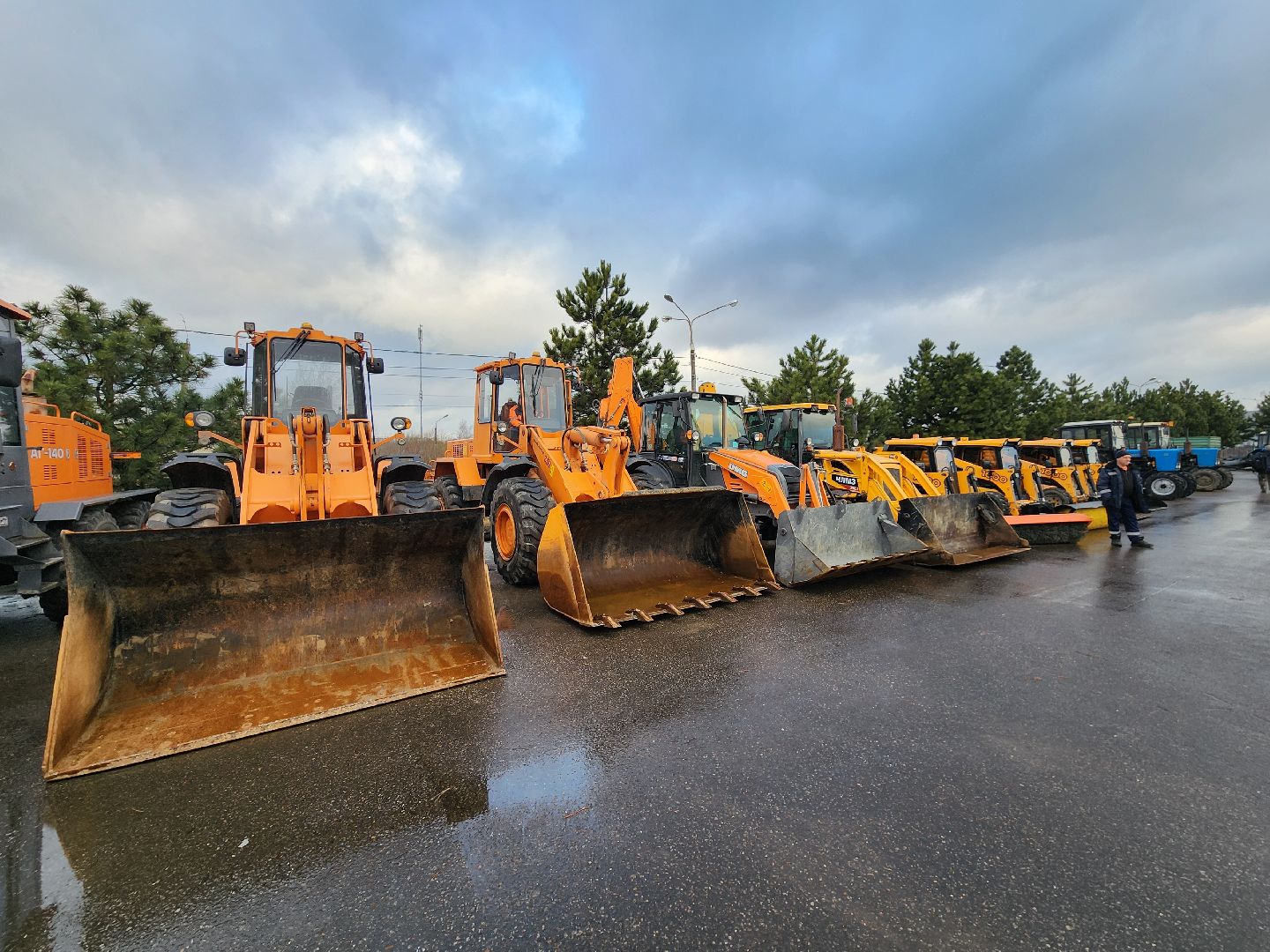 Чехов, уборочная техника, инвентарь, средства малой механизации, дворники, смотр, проверка, подготовка к весенне-летнему сезону, мбу чеховское благоустройство, глава округа михаил собакин,