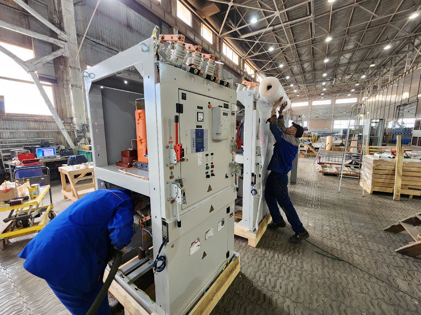 Чехов, деревня Люторецкое, завод Электрощит, производство, электротехническое оборудование, вводные распределительные устройства, новая партия, проверка, наладка, отгрузка и отправка,