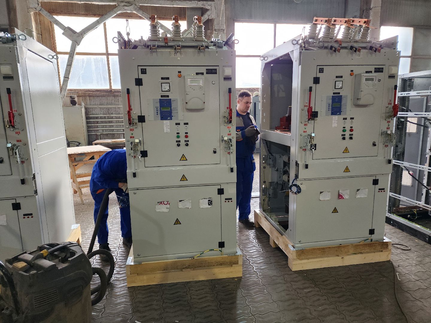 Чехов, деревня Люторецкое, завод Электрощит, производство, электротехническое оборудование, вводные распределительные устройства, новая партия, проверка, наладка, отгрузка и отправка,