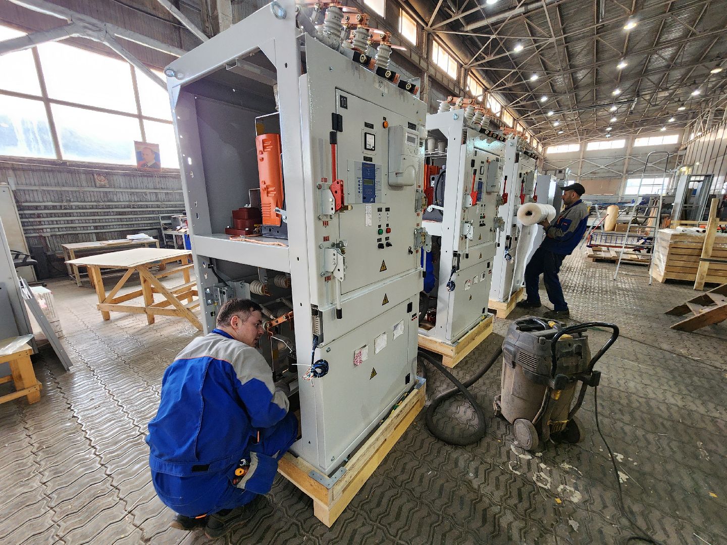 Чехов, деревня Люторецкое, завод Электрощит, производство, электротехническое оборудование, вводные распределительные устройства, новая партия, проверка, наладка, отгрузка и отправка,