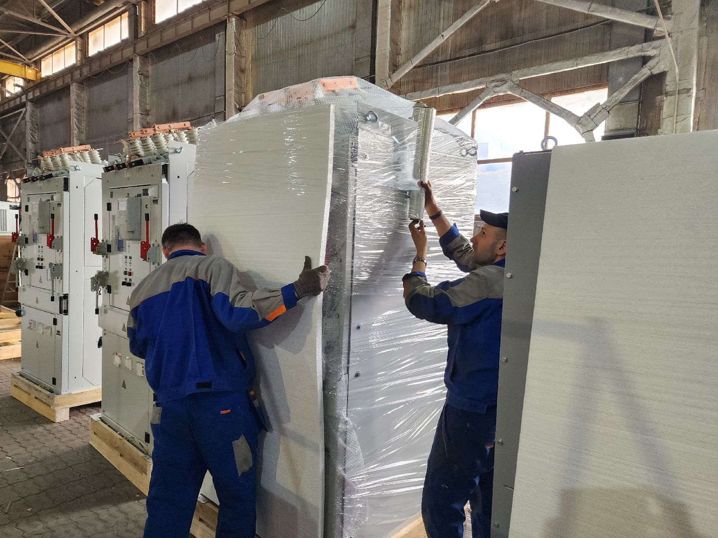 Чехов, деревня Люторецкое, завод Электрощит, производство, электротехническое оборудование, вводные распределительные устройства, новая партия, проверка, наладка, отгрузка и отправка,