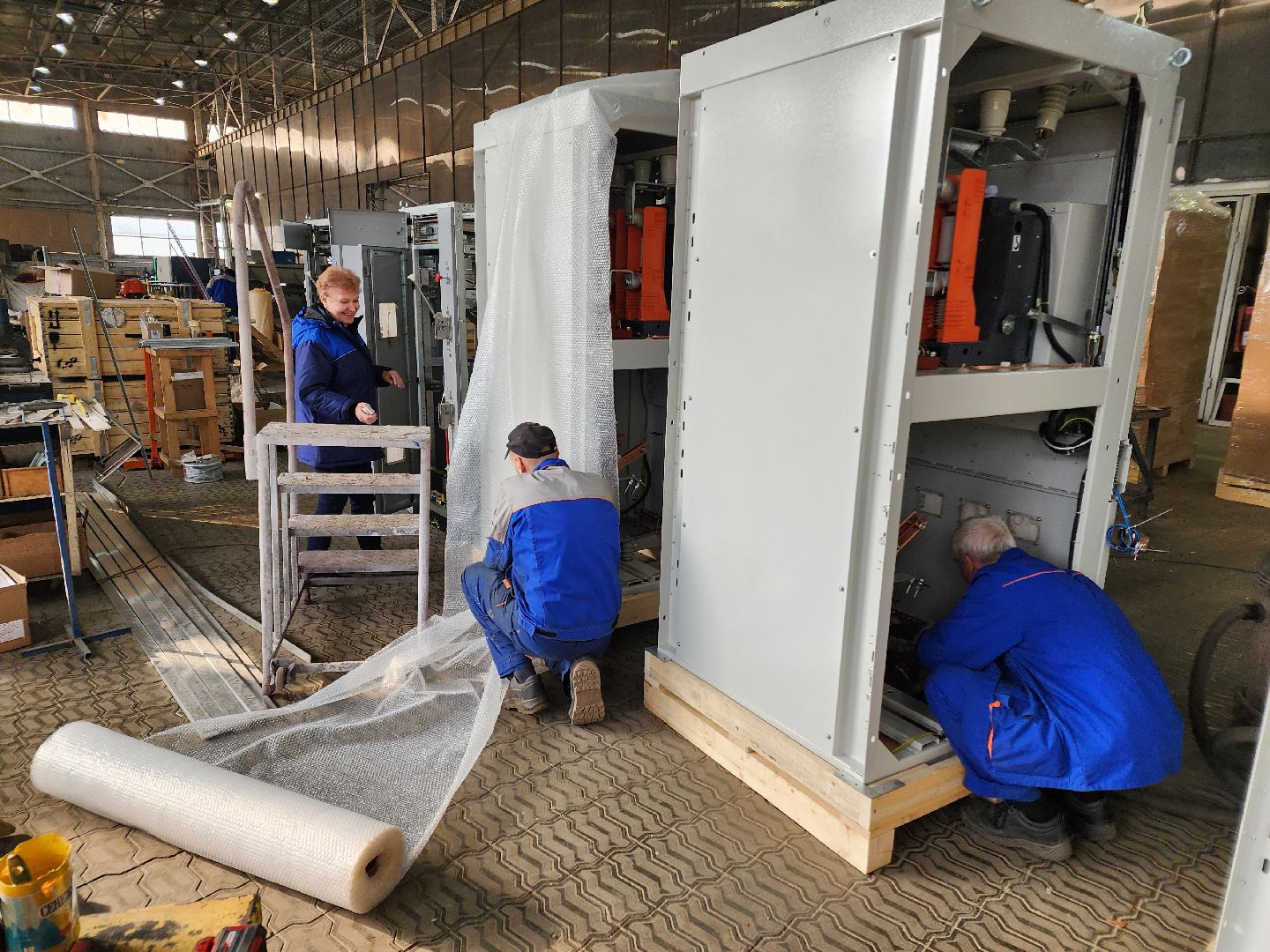 Чехов, деревня Люторецкое, завод Электрощит, производство, электротехническое оборудование, вводные распределительные устройства, новая партия, проверка, наладка, отгрузка и отправка,