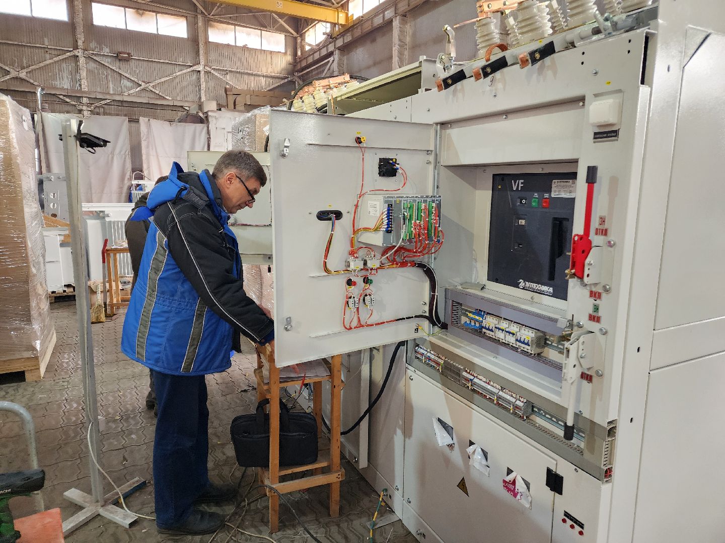 Чехов, деревня Люторецкое, завод Электрощит, производство, электротехническое оборудование, вводные распределительные устройства, новая партия, проверка, наладка, отгрузка и отправка,