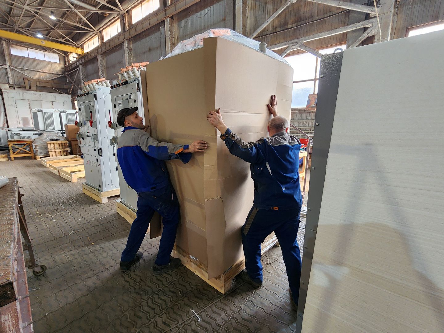 Чехов, деревня Люторецкое, завод Электрощит, производство, электротехническое оборудование, вводные распределительные устройства, новая партия, проверка, наладка, отгрузка и отправка,