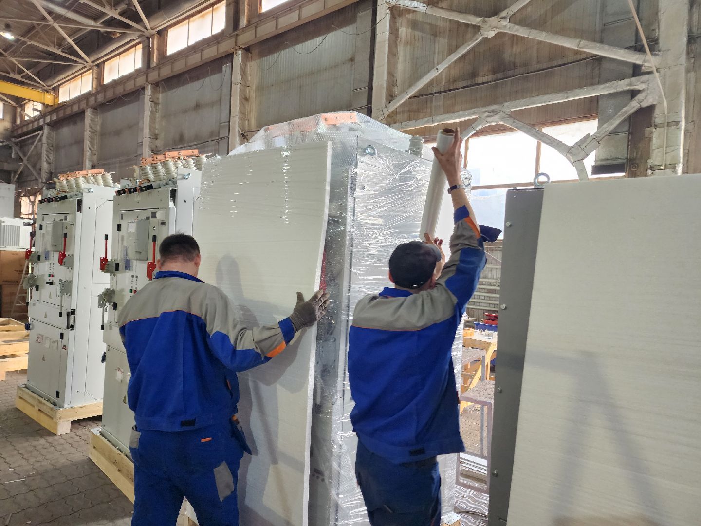 Чехов, деревня Люторецкое, завод Электрощит, производство, электротехническое оборудование, вводные распределительные устройства, новая партия, проверка, наладка, отгрузка и отправка,