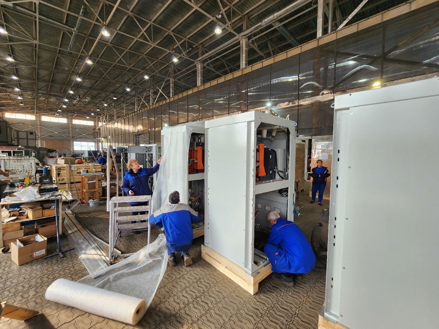 Чехов, деревня Люторецкое, завод Электрощит, производство, электротехническое оборудование, вводные распределительные устройства, новая партия, проверка, наладка, отгрузка и отправка,