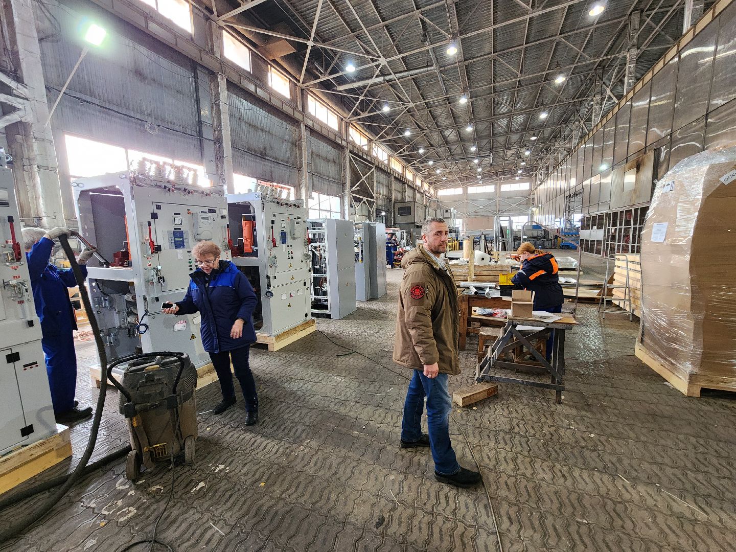 Чехов, деревня Люторецкое, завод Электрощит, производство, электротехническое оборудование, вводные распределительные устройства, новая партия, проверка, наладка, отгрузка и отправка,