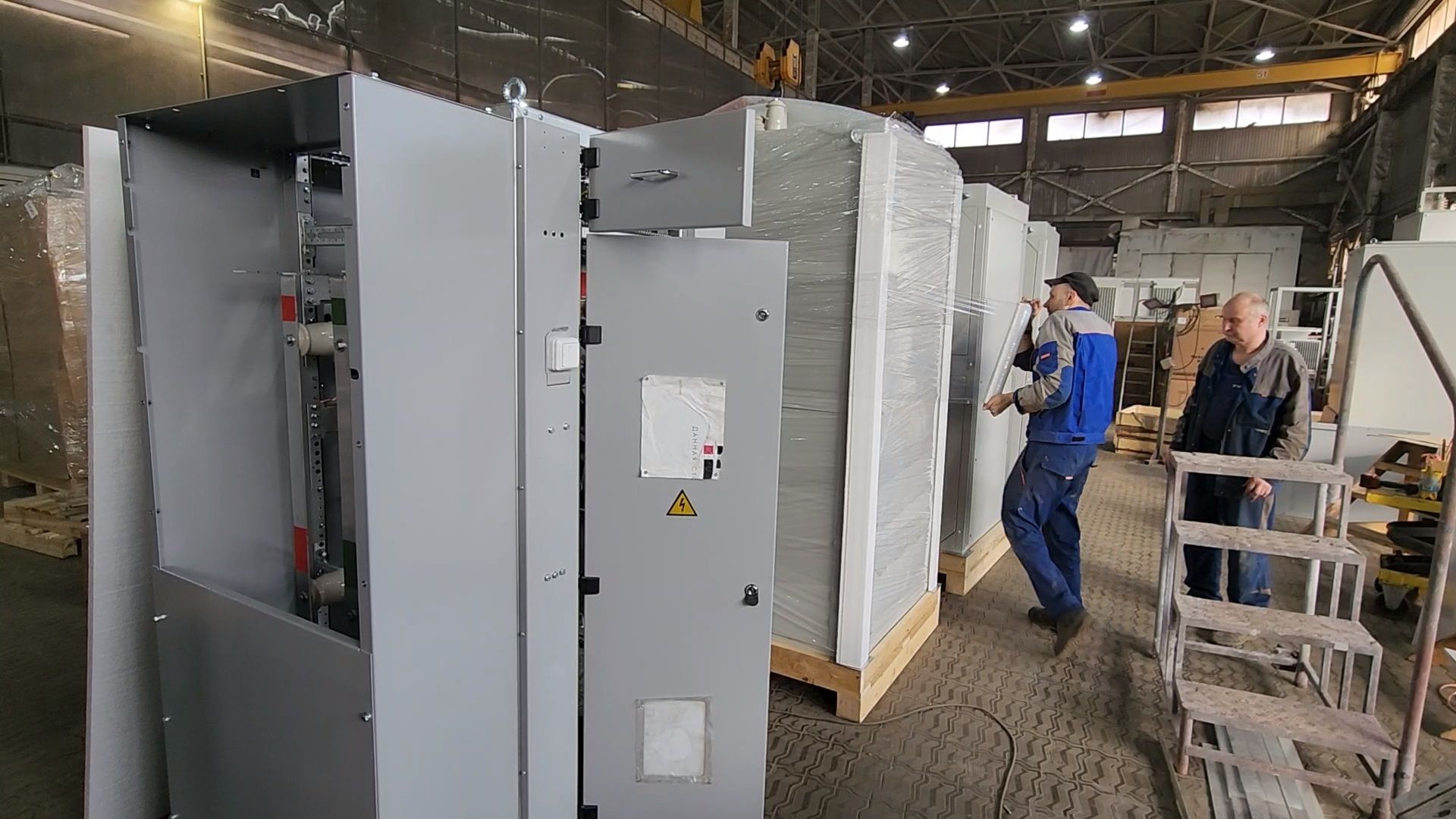 Чехов, деревня Люторецкое, завод Электрощит, производство, электротехническое оборудование, вводные распределительные устройства, новая партия, проверка, наладка, отгрузка и отправка,