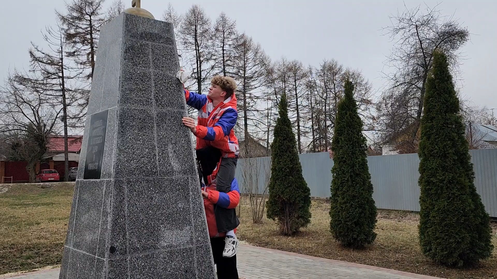 Бронницы, мемориальный парк пушкина, Волонтеры Подмосковья, Моют памятники,