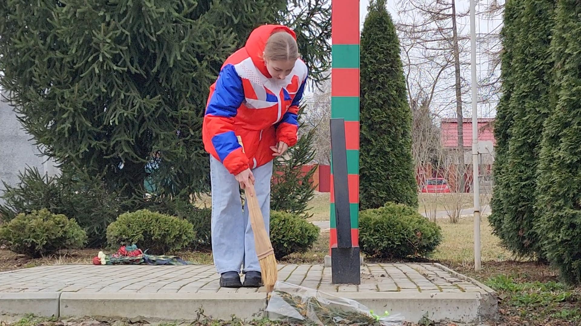 Бронницы, мемориальный парк пушкина, Волонтеры Подмосковья, Моют памятники,