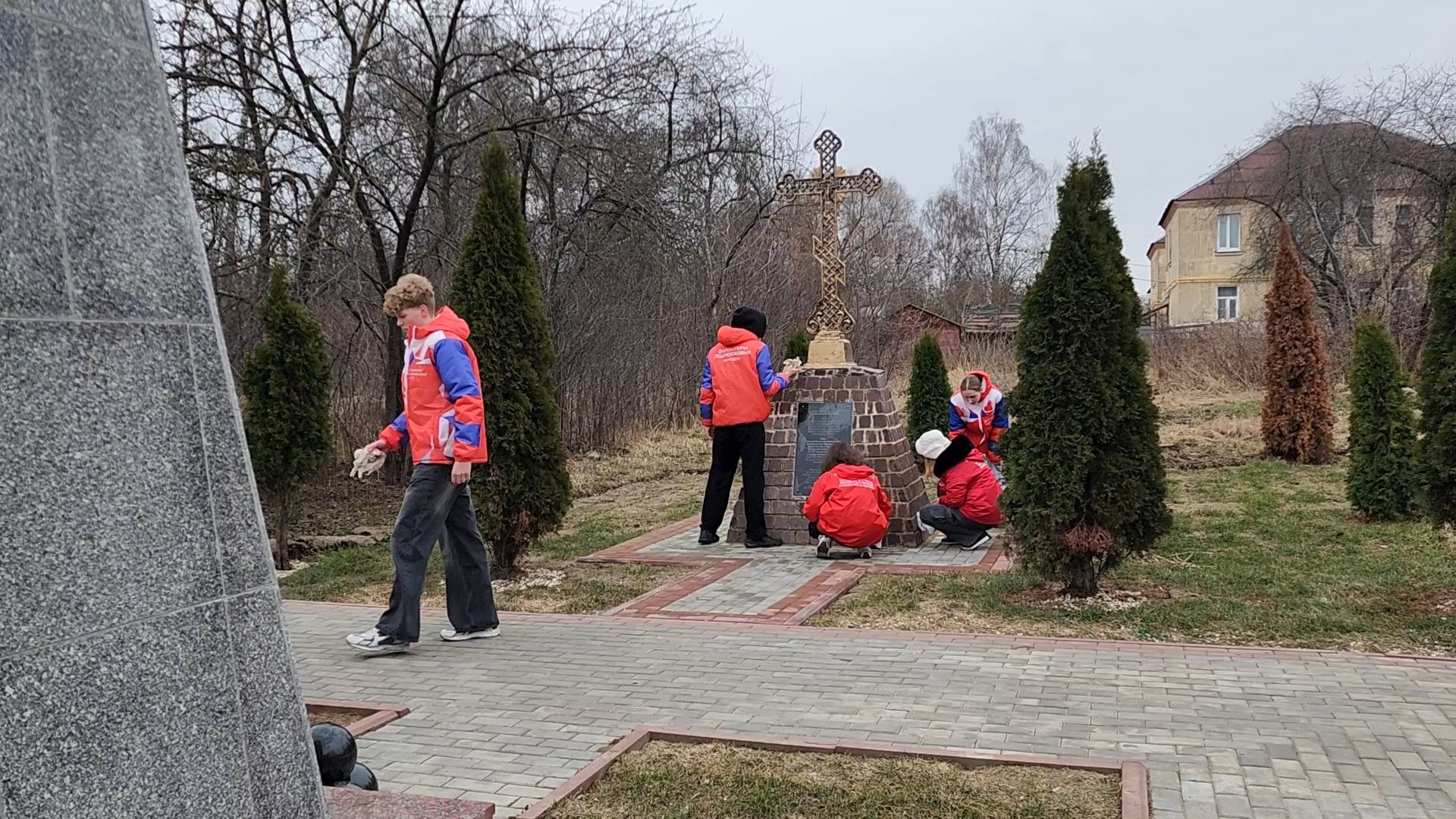 Бронницы, мемориальный парк пушкина, Волонтеры Подмосковья, Моют памятники,