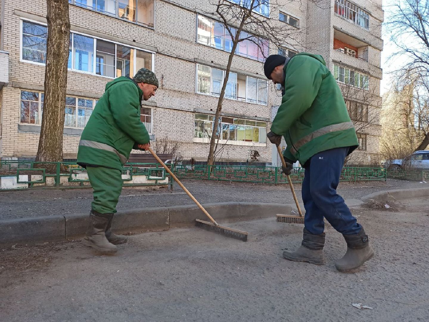 дубна, уборка, уборка дворов, уборка детских площадок, уборка листьев, уборка парка,