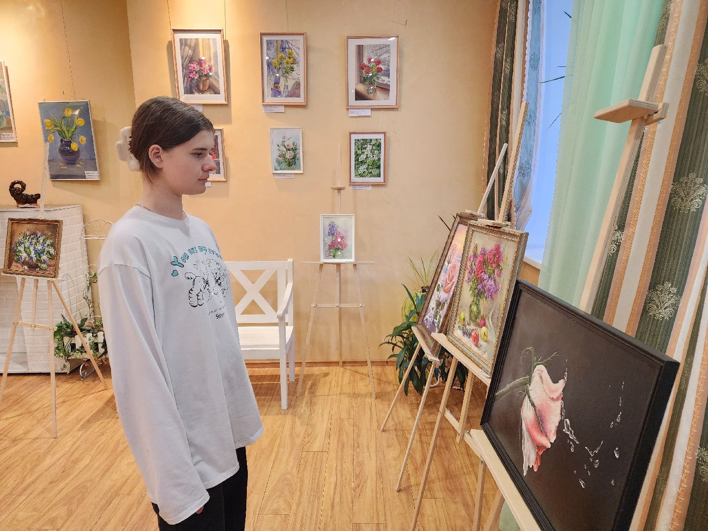 Чехов, улица Чехова 45, дворец культуры Дружба, выставка Цветочный вернисаж, картины цветов, Содружество чеховских художников, акварель, пастель, темпера, бесплатная выставка, натюрморты, пейзажи,