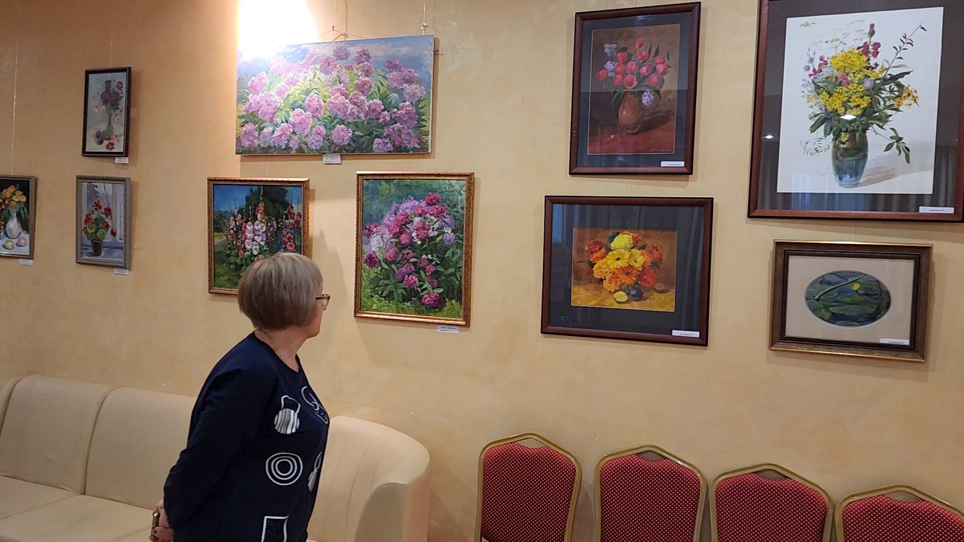 Чехов, улица Чехова 45, дворец культуры Дружба, выставка Цветочный вернисаж, картины цветов, Содружество чеховских художников, акварель, пастель, темпера, бесплатная выставка, натюрморты, пейзажи,