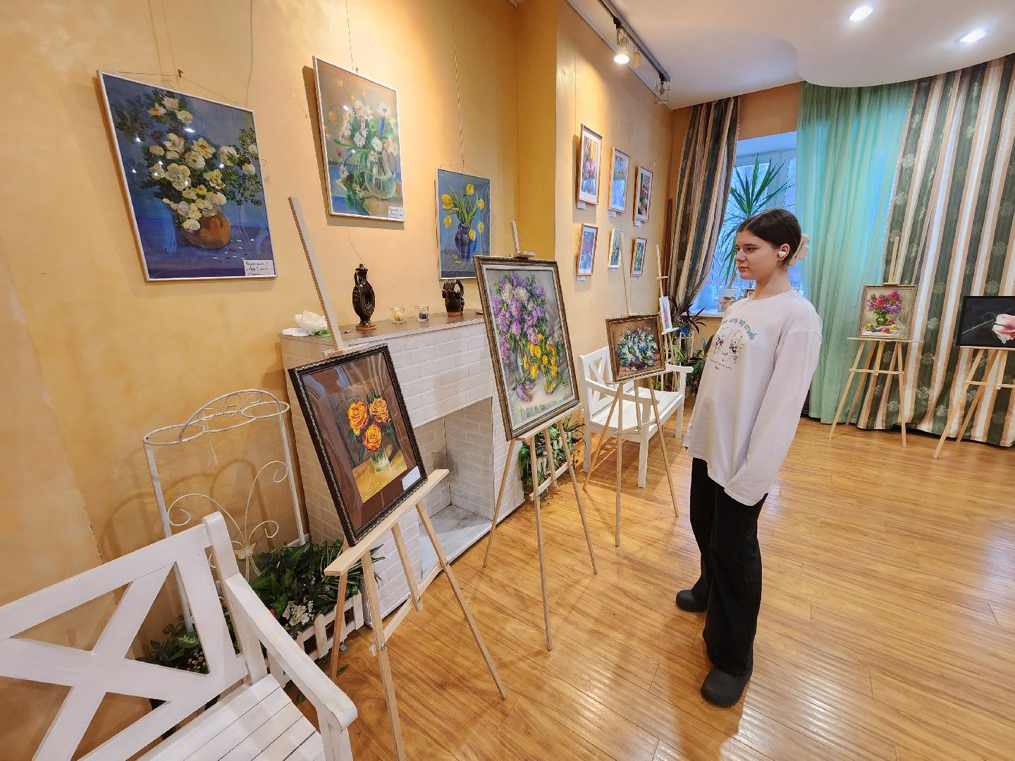 Чехов, улица Чехова 45, дворец культуры Дружба, выставка Цветочный вернисаж, картины цветов, Содружество чеховских художников, акварель, пастель, темпера, бесплатная выставка, натюрморты, пейзажи,