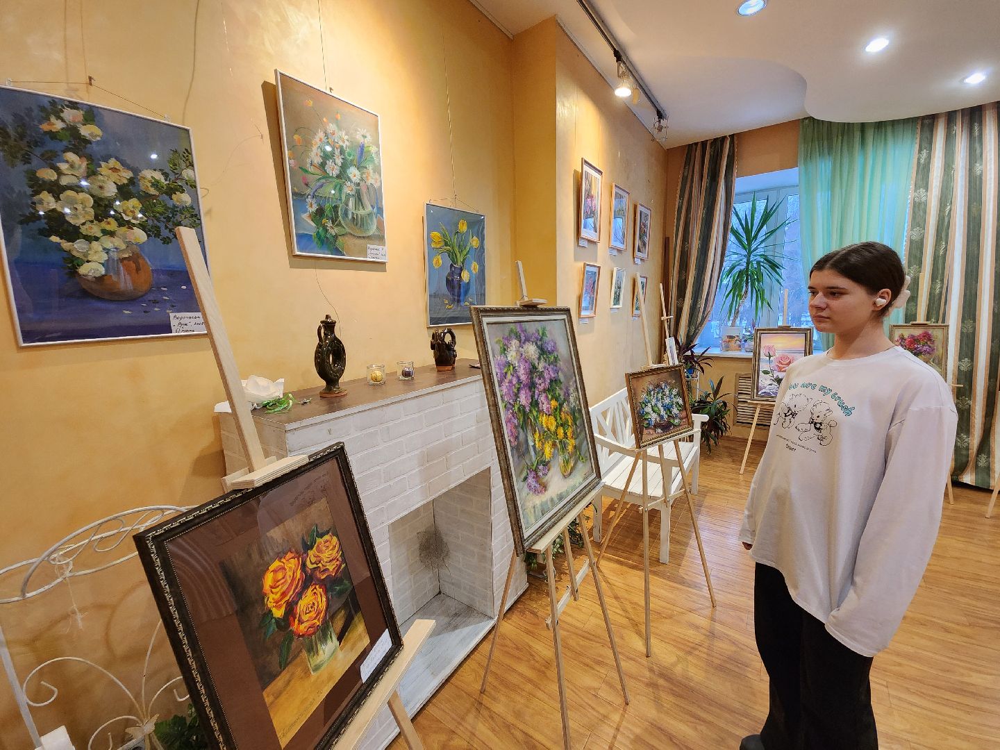 Чехов, улица Чехова 45, дворец культуры Дружба, выставка Цветочный вернисаж, картины цветов, Содружество чеховских художников, акварель, пастель, темпера, бесплатная выставка, натюрморты, пейзажи,