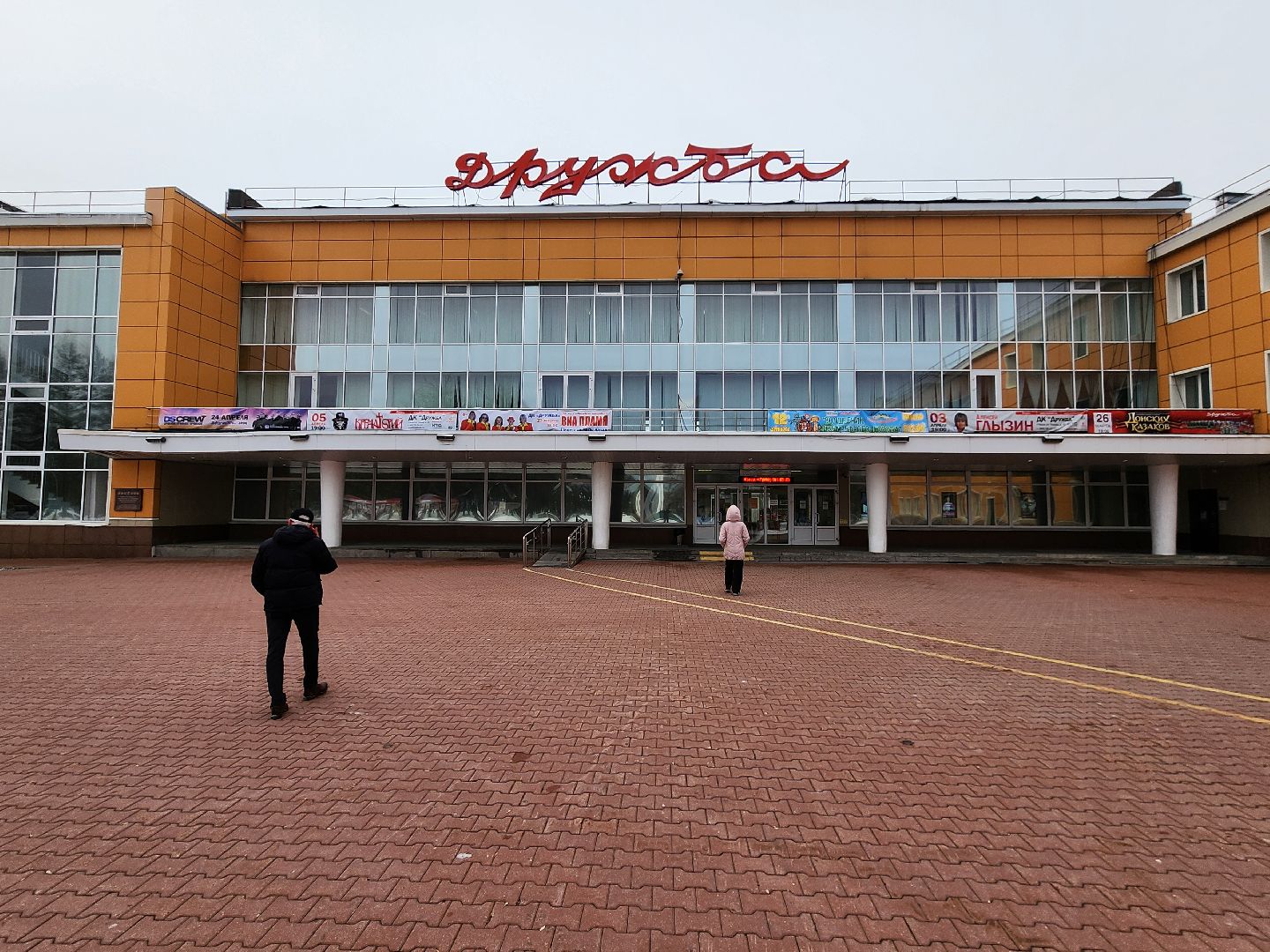 Чехов, улица Чехова 45, дворец культуры Дружба, выставка Цветочный вернисаж, картины цветов, Содружество чеховских художников, акварель, пастель, темпера, бесплатная выставка, натюрморты, пейзажи,