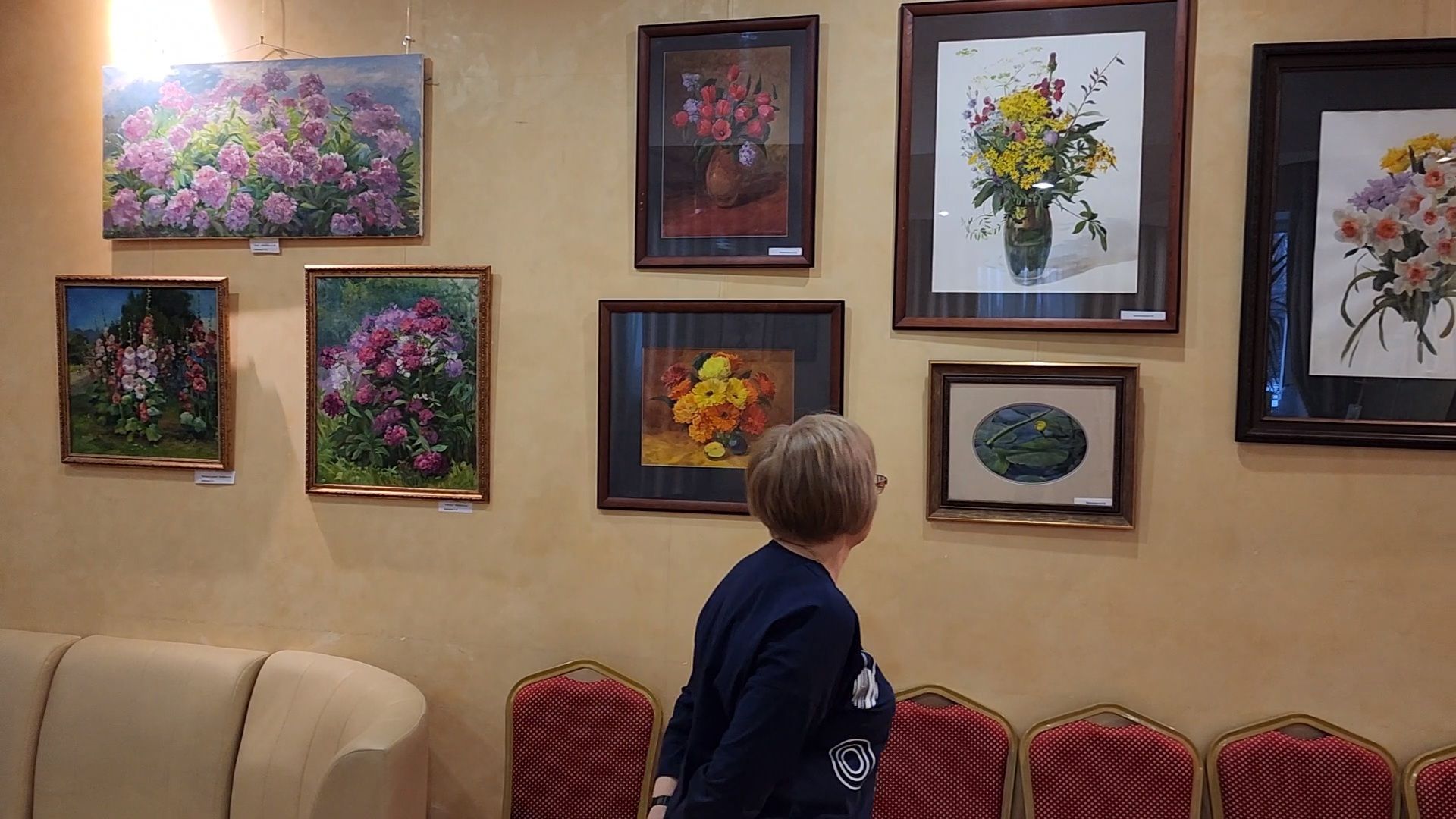 Чехов, улица Чехова 45, дворец культуры Дружба, выставка Цветочный вернисаж, картины цветов, Содружество чеховских художников, акварель, пастель, темпера, бесплатная выставка, натюрморты, пейзажи,