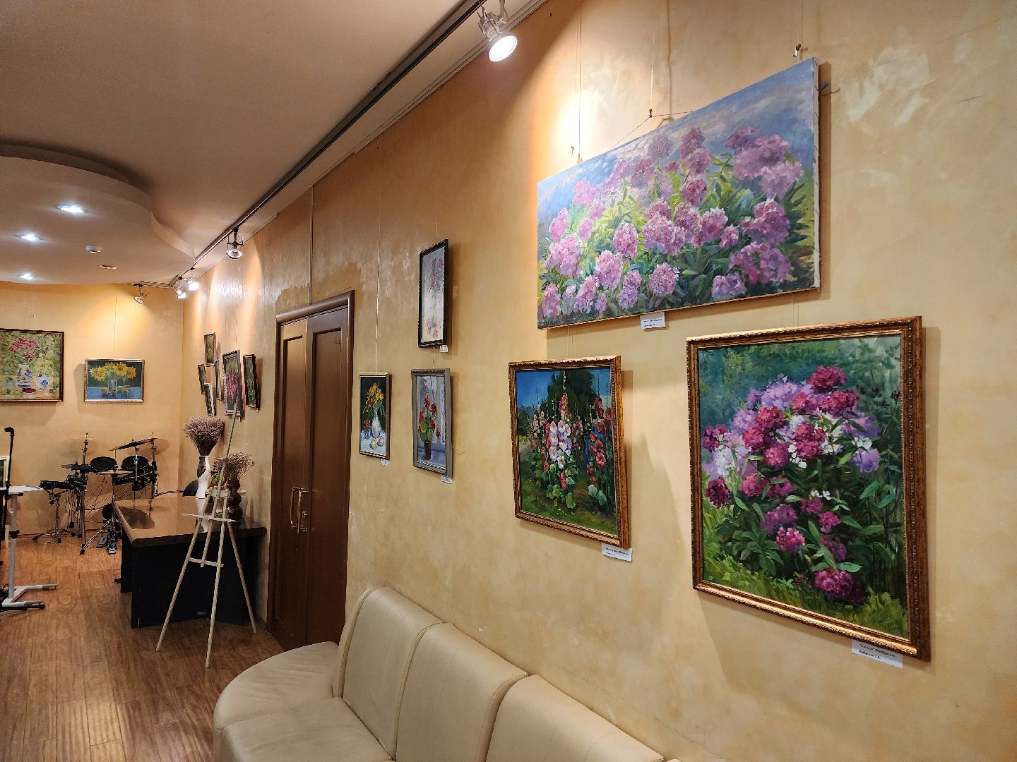 Чехов, улица Чехова 45, дворец культуры Дружба, выставка Цветочный вернисаж, картины цветов, Содружество чеховских художников, акварель, пастель, темпера, бесплатная выставка, натюрморты, пейзажи,