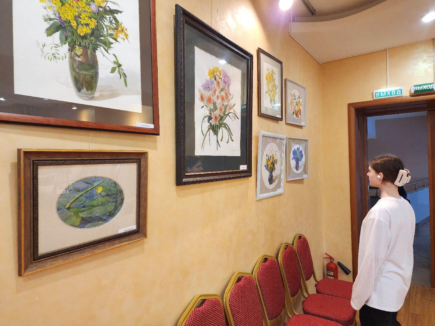 Чехов, улица Чехова 45, дворец культуры Дружба, выставка Цветочный вернисаж, картины цветов, Содружество чеховских художников, акварель, пастель, темпера, бесплатная выставка, натюрморты, пейзажи,