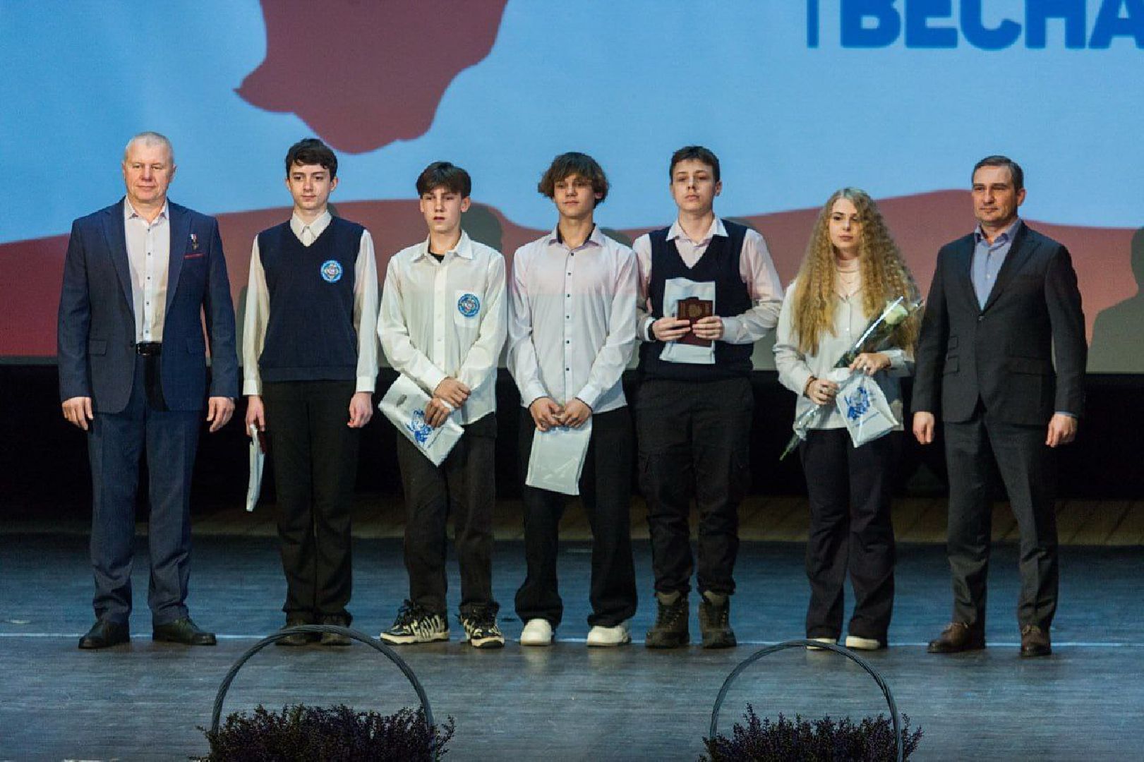 вручение паспортов, юные жители, первый документ, молодые люди,