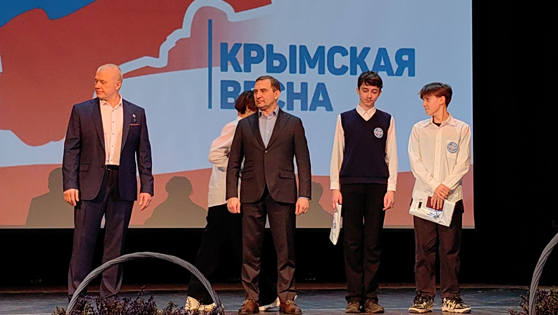 вручение паспортов, юные жители, первый документ, молодые люди,