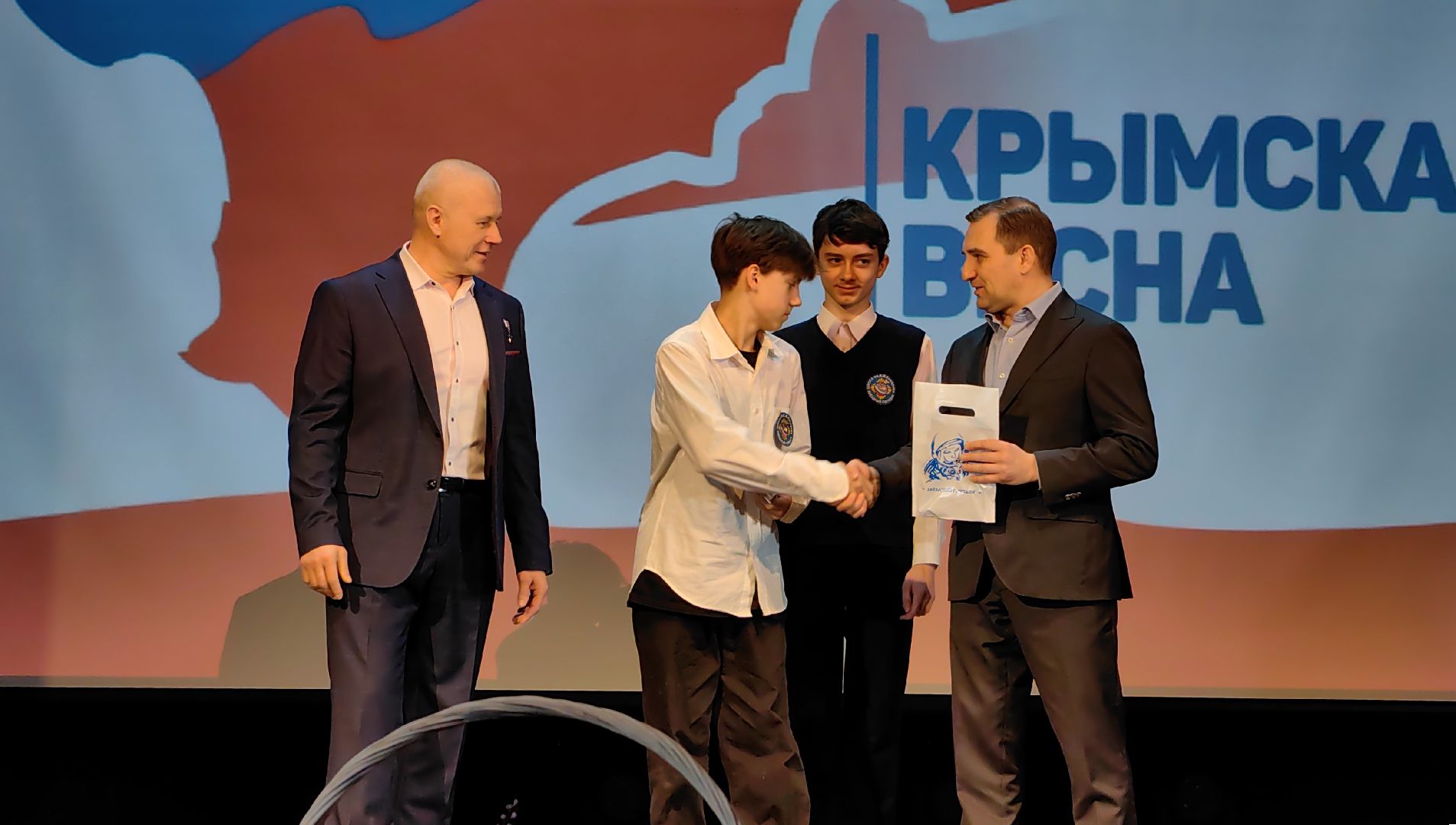 вручение паспортов, юные жители, первый документ, молодые люди,