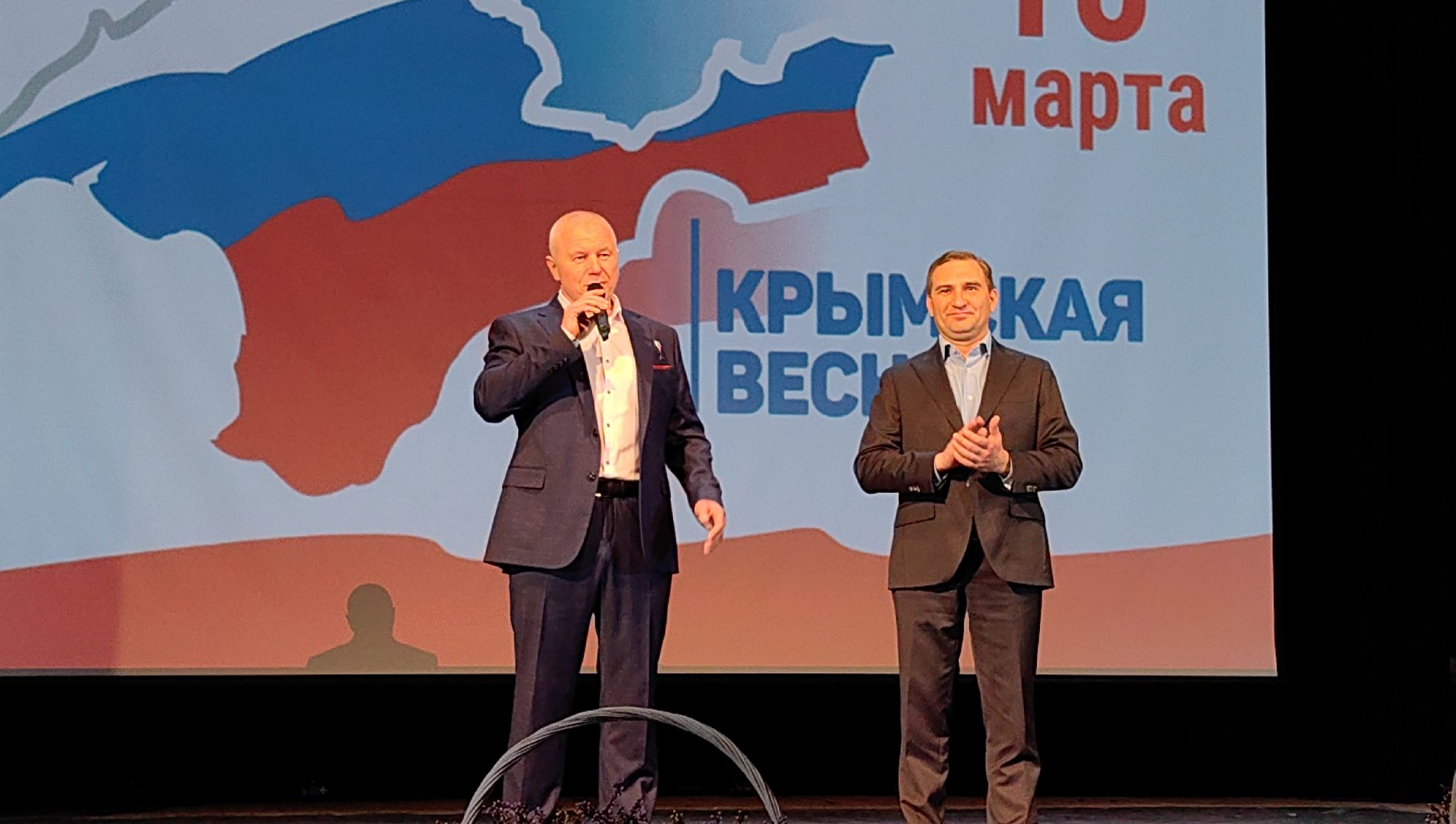 вручение паспортов, юные жители, первый документ, молодые люди,