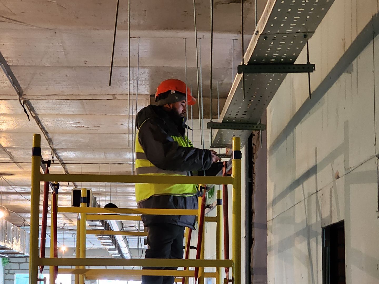 Чехов, улица Лопасненская, школа 3, пристройка на 200 мест, строительство,монтаж инженерных сетей, слаботочные системы, связь, безопасность, мультимедиа, лотки под кабель, слаботочные сети,