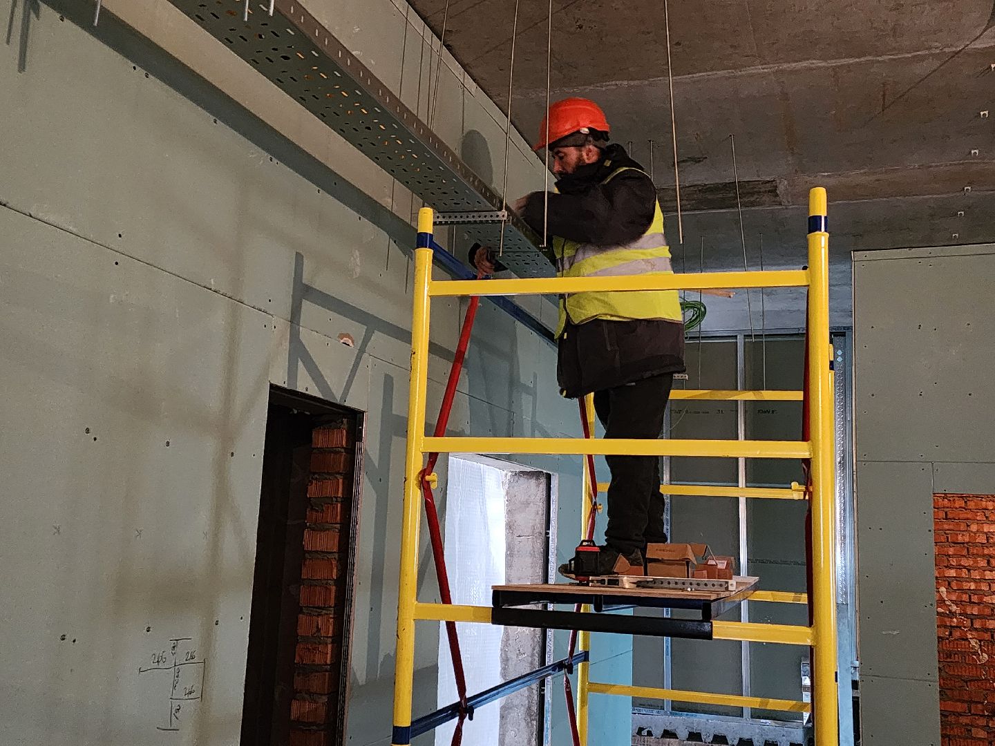 Чехов, улица Лопасненская, школа 3, пристройка на 200 мест, строительство,монтаж инженерных сетей, слаботочные системы, связь, безопасность, мультимедиа, лотки под кабель, слаботочные сети,