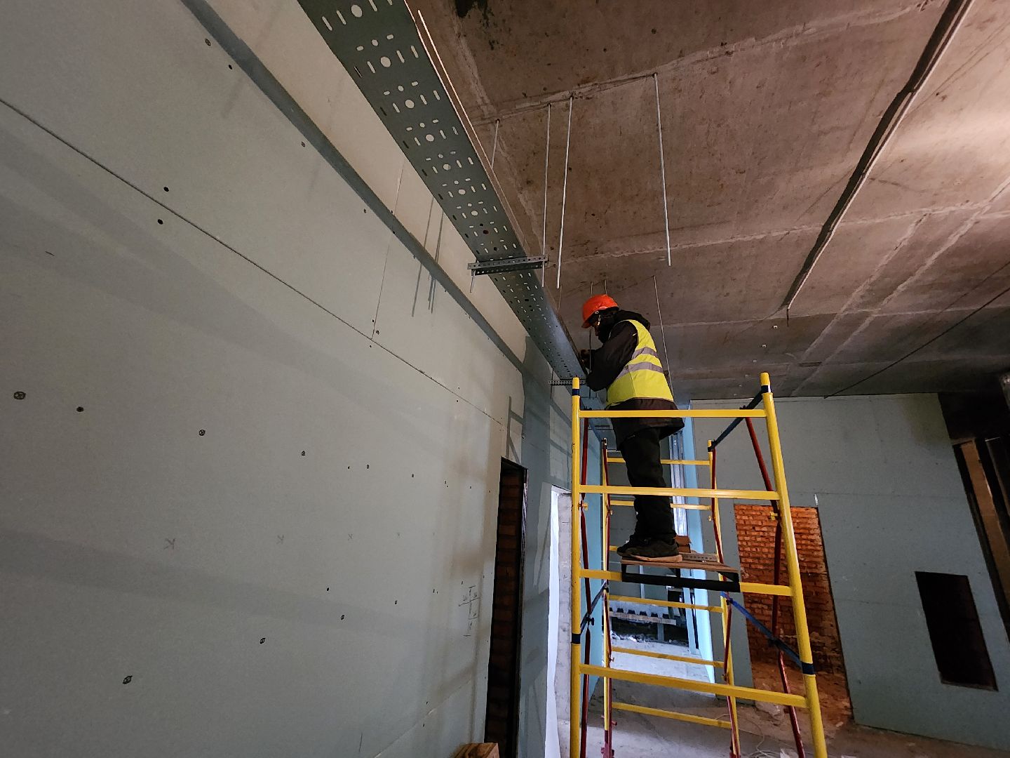 Чехов, улица Лопасненская, школа 3, пристройка на 200 мест, строительство,монтаж инженерных сетей, слаботочные системы, связь, безопасность, мультимедиа, лотки под кабель, слаботочные сети,