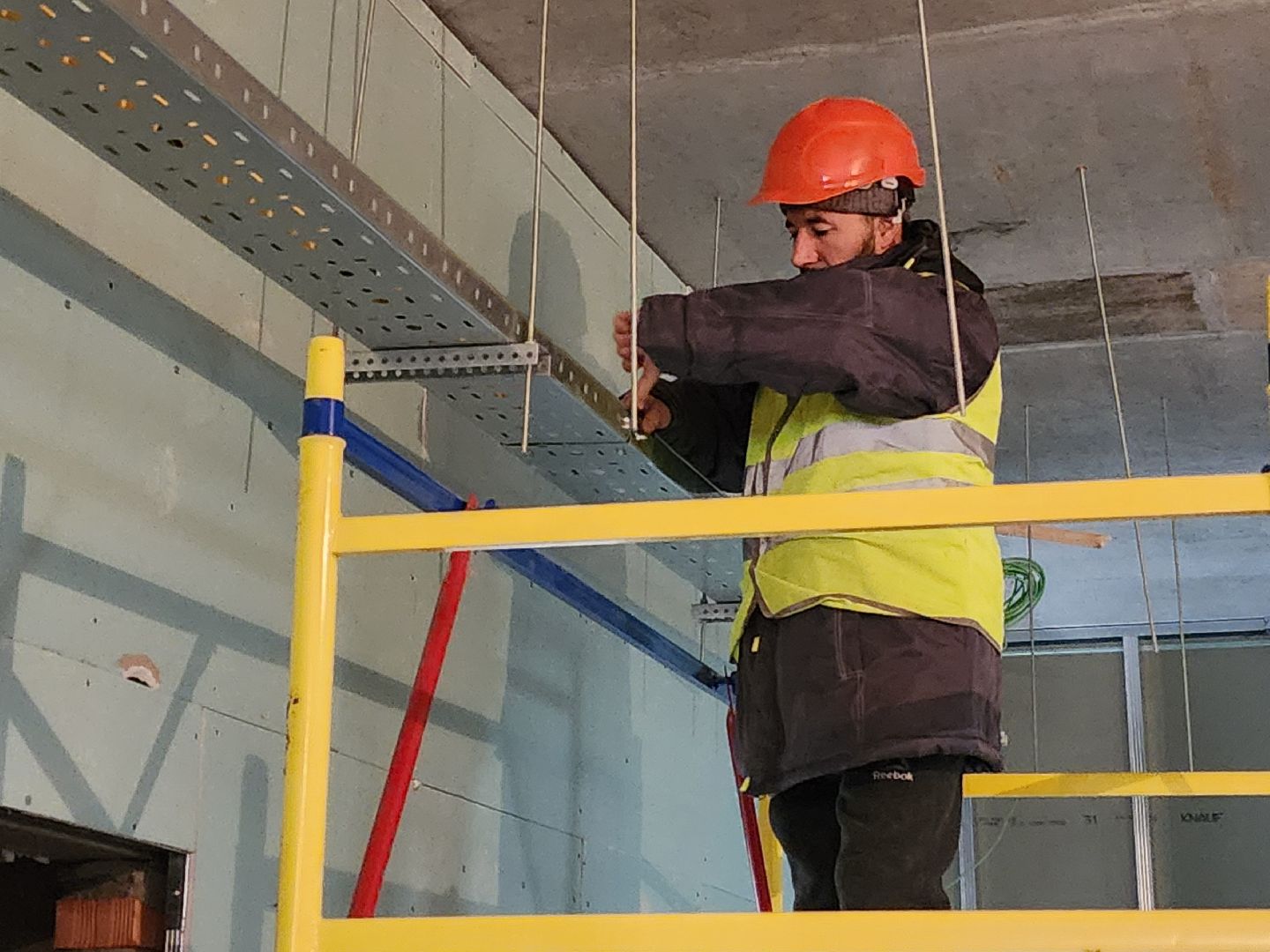 Чехов, улица Лопасненская, школа 3, пристройка на 200 мест, строительство,монтаж инженерных сетей, слаботочные системы, связь, безопасность, мультимедиа, лотки под кабель, слаботочные сети,