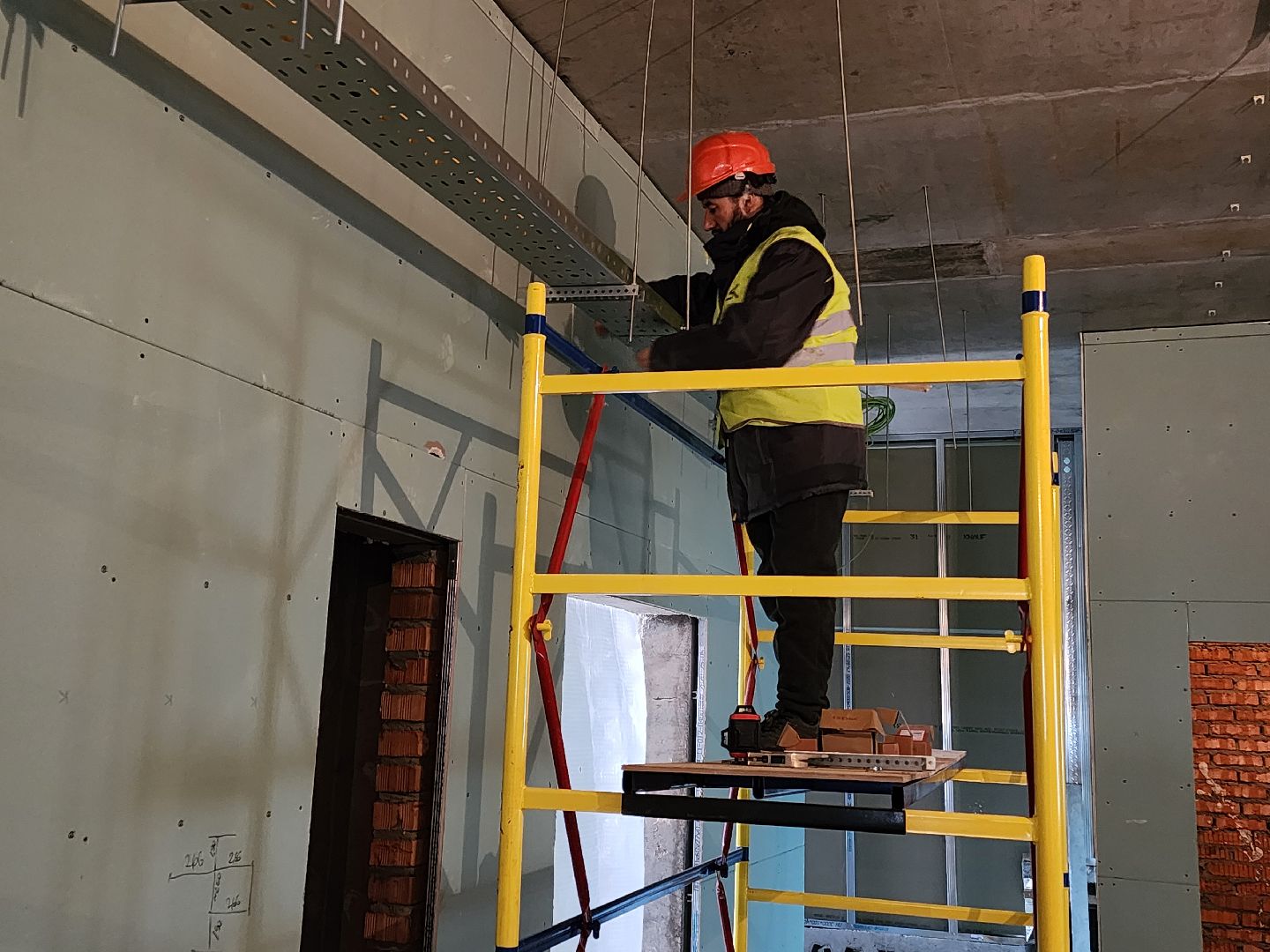 Чехов, улица Лопасненская, школа 3, пристройка на 200 мест, строительство,монтаж инженерных сетей, слаботочные системы, связь, безопасность, мультимедиа, лотки под кабель, слаботочные сети,