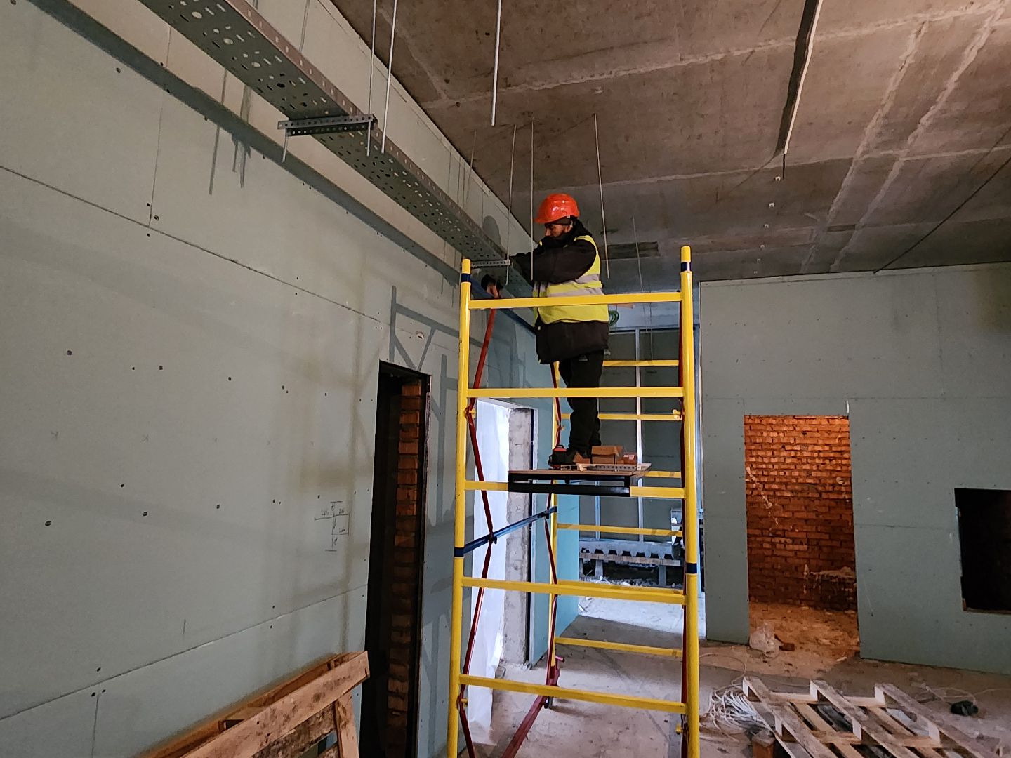 Чехов, улица Лопасненская, школа 3, пристройка на 200 мест, строительство,монтаж инженерных сетей, слаботочные системы, связь, безопасность, мультимедиа, лотки под кабель, слаботочные сети,