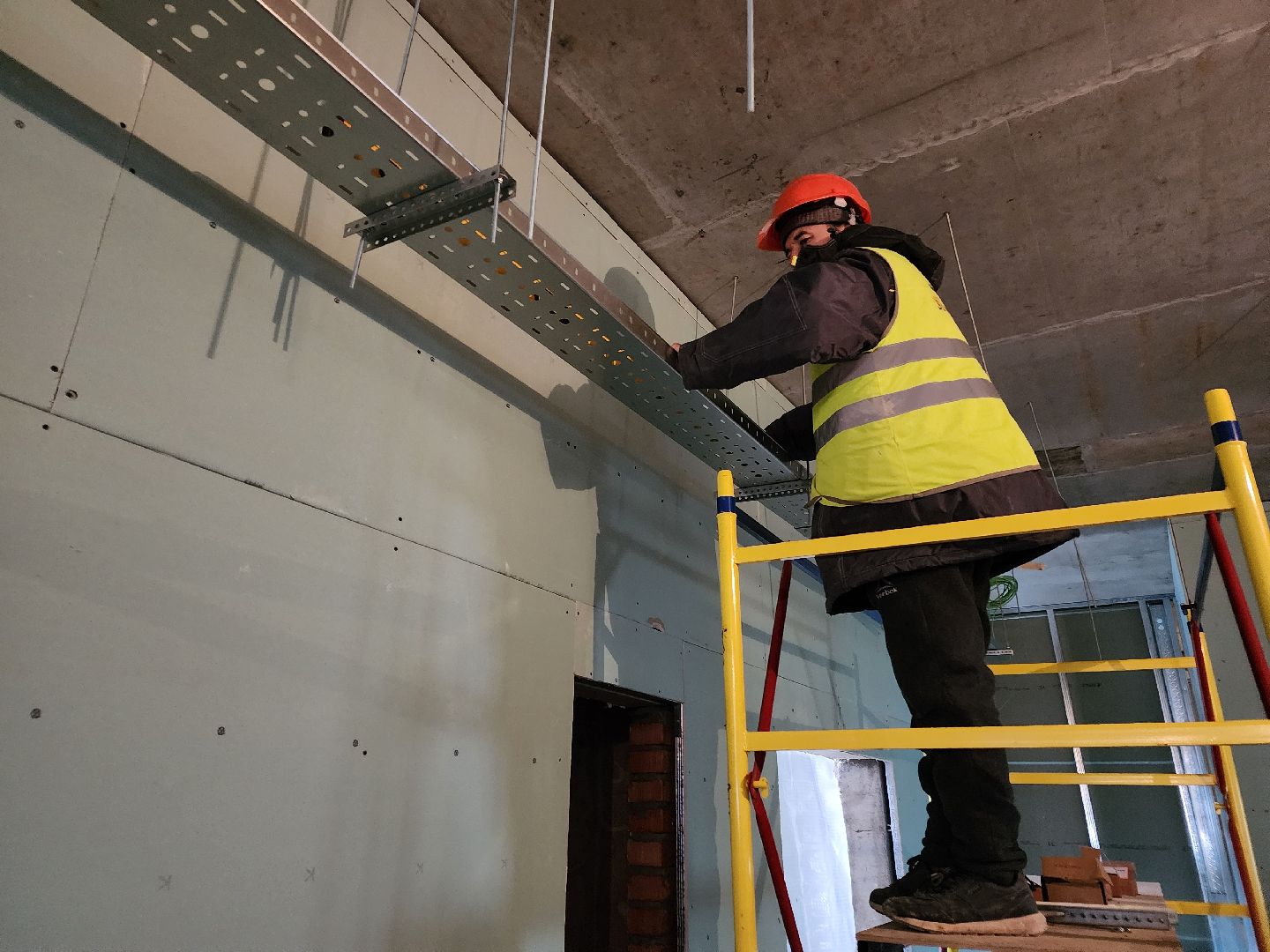 Чехов, улица Лопасненская, школа 3, пристройка на 200 мест, строительство,монтаж инженерных сетей, слаботочные системы, связь, безопасность, мультимедиа, лотки под кабель, слаботочные сети,