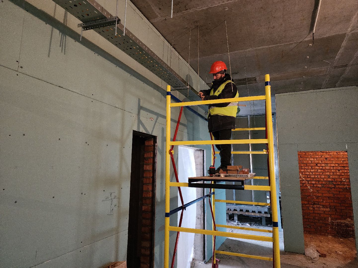 Чехов, улица Лопасненская, школа 3, пристройка на 200 мест, строительство,монтаж инженерных сетей, слаботочные системы, связь, безопасность, мультимедиа, лотки под кабель, слаботочные сети,