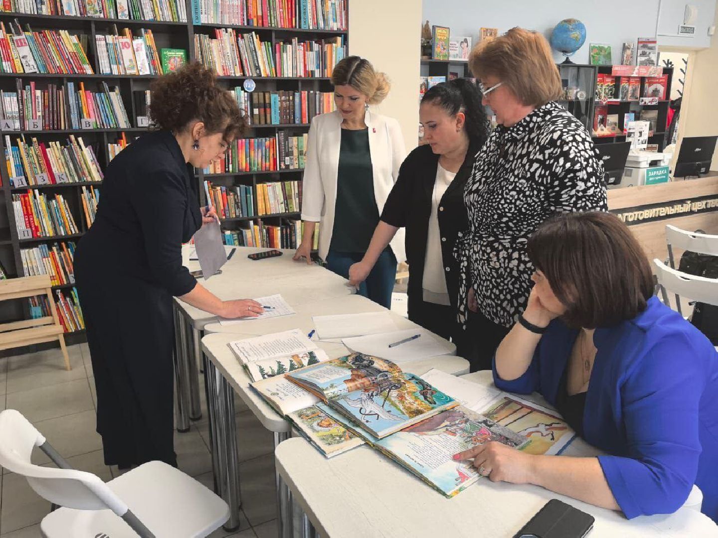 Чехов, улица Лопасненская 10, центральная библиотека, детский зал, красный уголок, мероприятия, мастер-классы, лекции, семинары, творческие вечера, викторины, игры, просмотры фильмов, модельная библиотека,