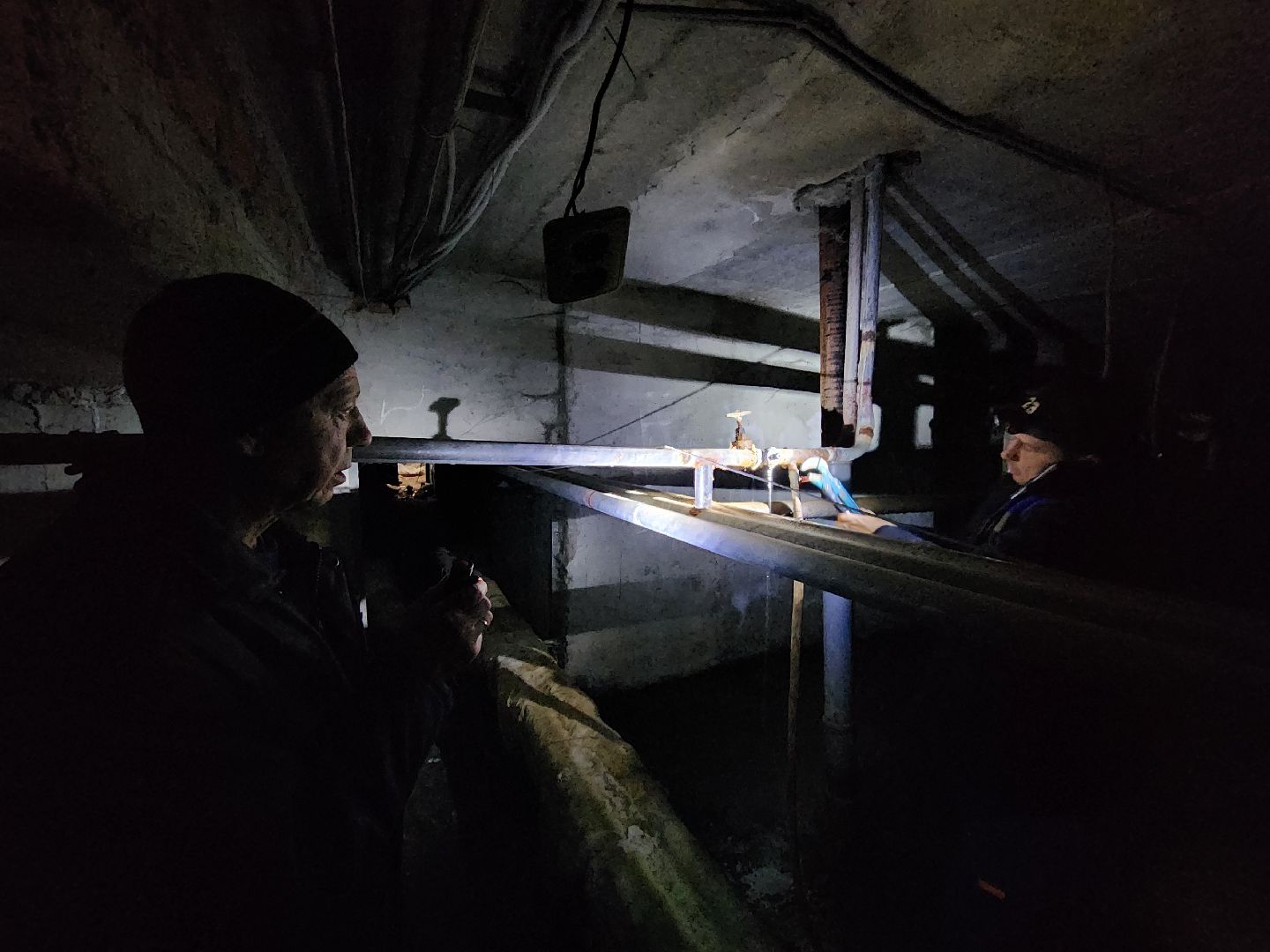 Чехов, улица Весенняя 20, жилой дом, подвал, подтопления, засор канализации, протечка трубы ГВС, устранение проблемы, управляющая компания, мбу чеховское благоустройство, просушка подвала, дезинфекция, вертикалки,