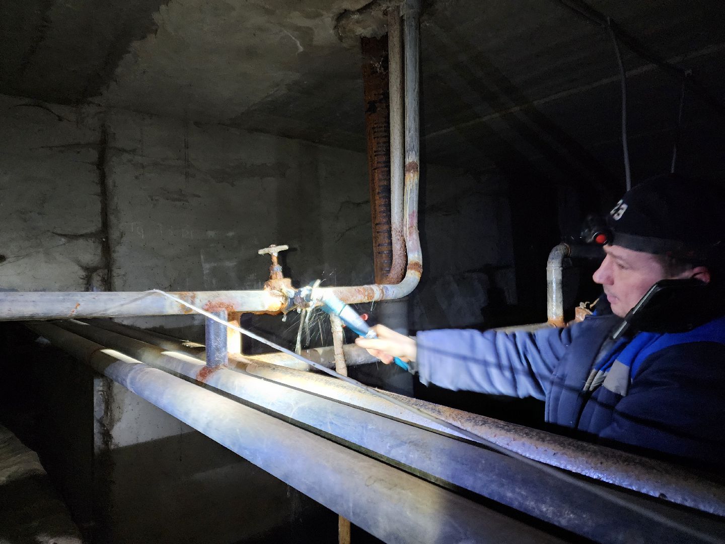 Чехов, улица Весенняя 20, жилой дом, подвал, подтопления, засор канализации, протечка трубы ГВС, устранение проблемы, управляющая компания, мбу чеховское благоустройство, просушка подвала, дезинфекция, вертикалки,