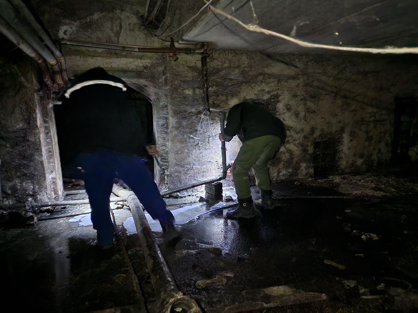 Чехов, улица Весенняя 20, жилой дом, подвал, подтопления, засор канализации, протечка трубы ГВС, устранение проблемы, управляющая компания, мбу чеховское благоустройство, просушка подвала, дезинфекция, вертикалки,