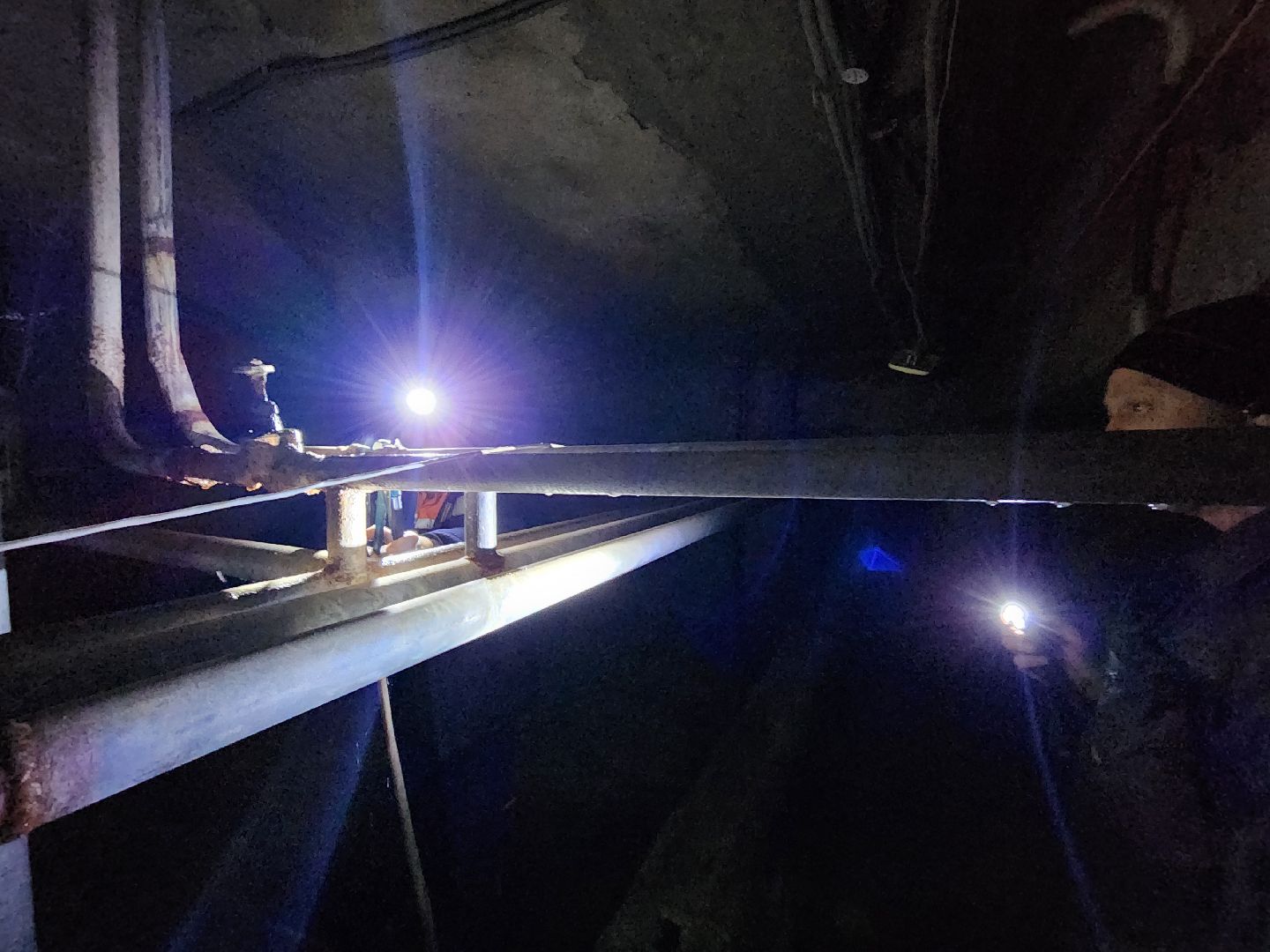 Чехов, улица Весенняя 20, жилой дом, подвал, подтопления, засор канализации, протечка трубы ГВС, устранение проблемы, управляющая компания, мбу чеховское благоустройство, просушка подвала, дезинфекция, вертикалки,