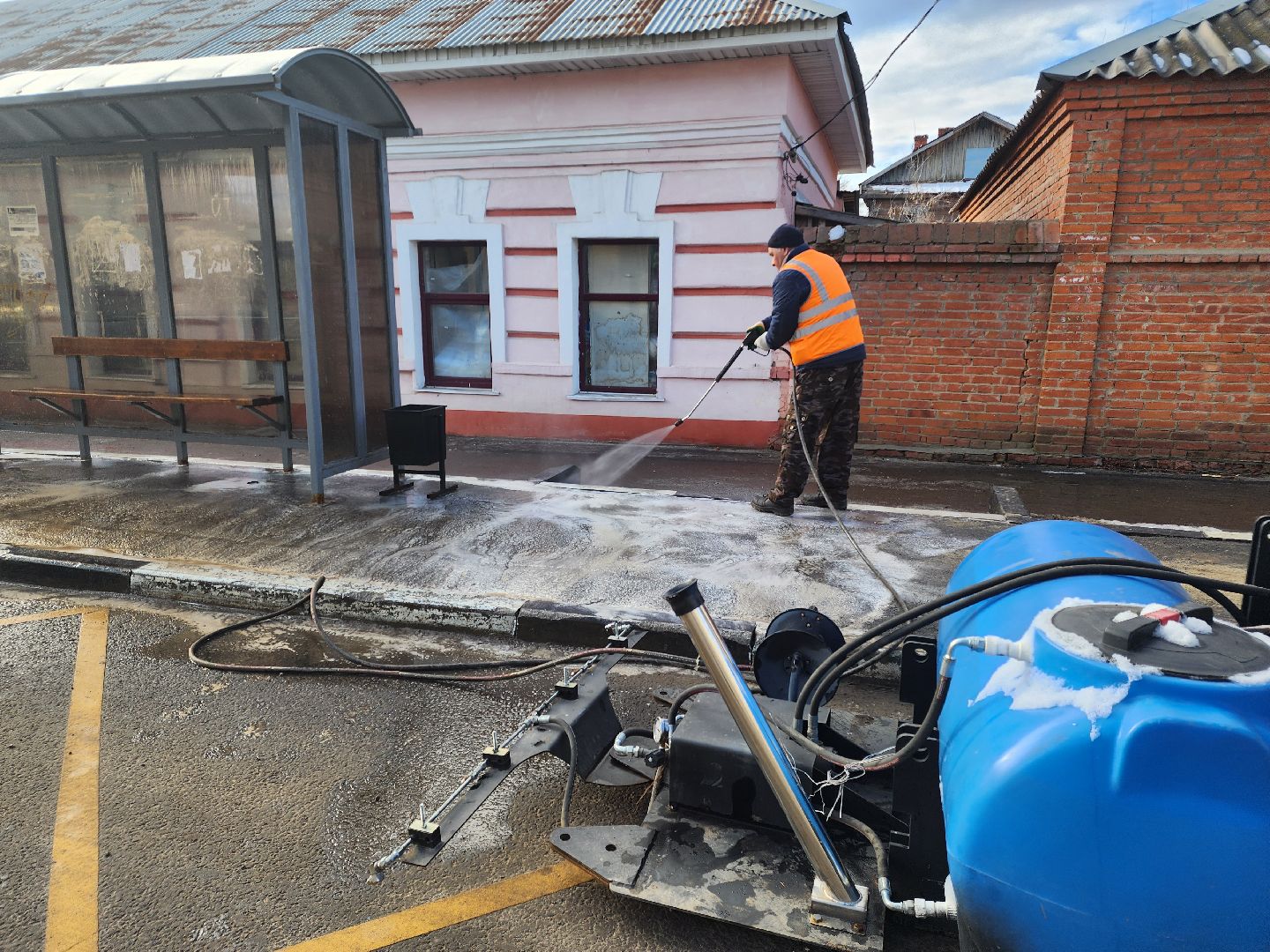 Зарайск, весенне-летняя уборка, мойка остановок,