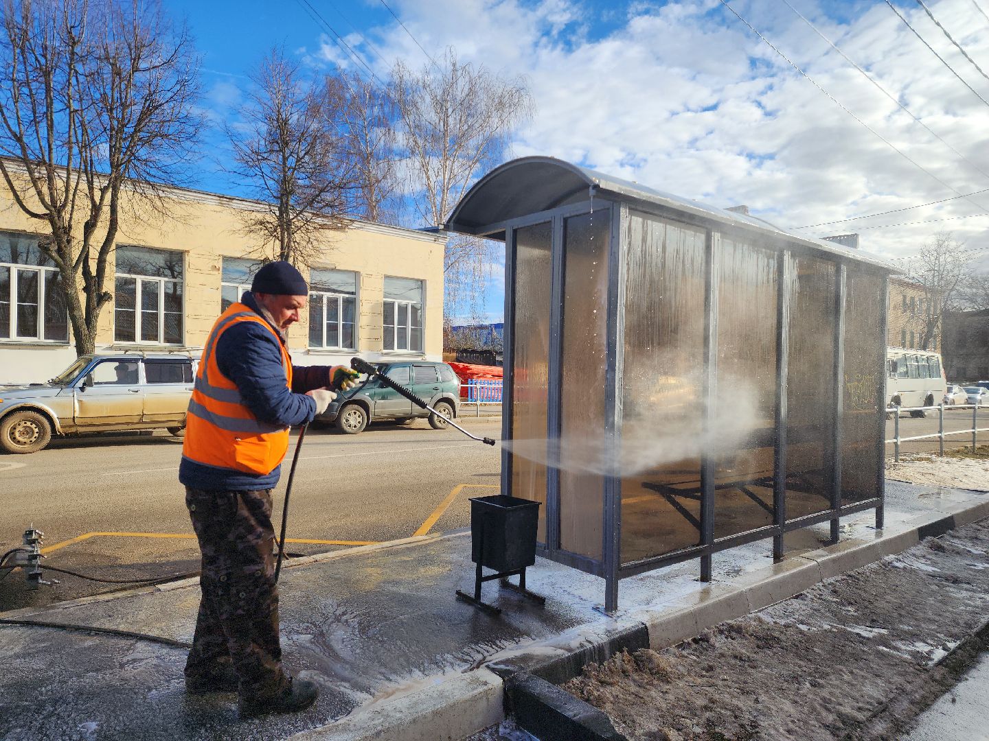 Зарайск, весенне-летняя уборка, мойка остановок,